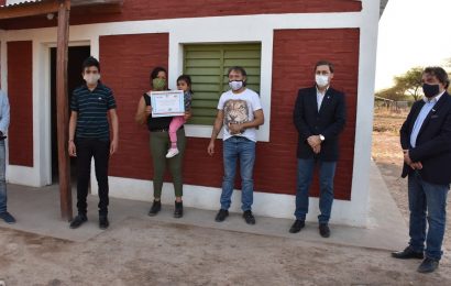 Entrega de viviendas sociales en Dptos. Juan Felipe Ibarra y Moreno