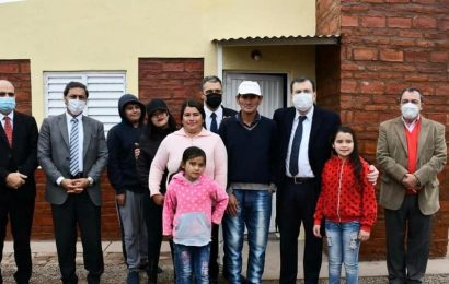Entrega de 11 Viviendas Sociales en Dpto. Belgrano