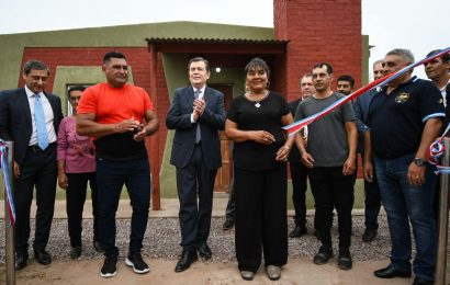 Entrega de 16 Viviendas Sociales en Dpto. Moreno